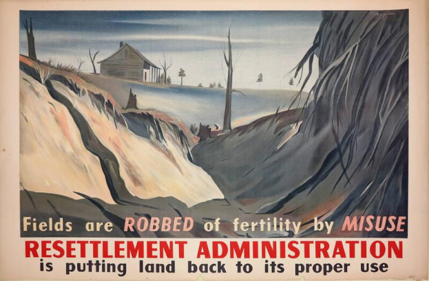 Ein Plakat an einer Wand mit dem Text "Resettlement Administration: Fields are Robbed of Fertility by Misuse", umgeben von einem Haus, Bäumen und Wasser.