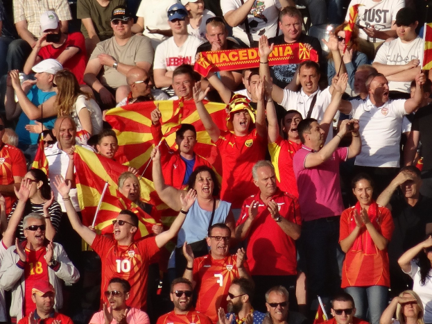 Plakat mit Text und Bildern, das Fakten zum Covid-19-Booster bereitstellt, einschließlich Fallzahlen, Virusart, Risiken und eine Grafik einer Person mit Mund-Nasen-Schutz.