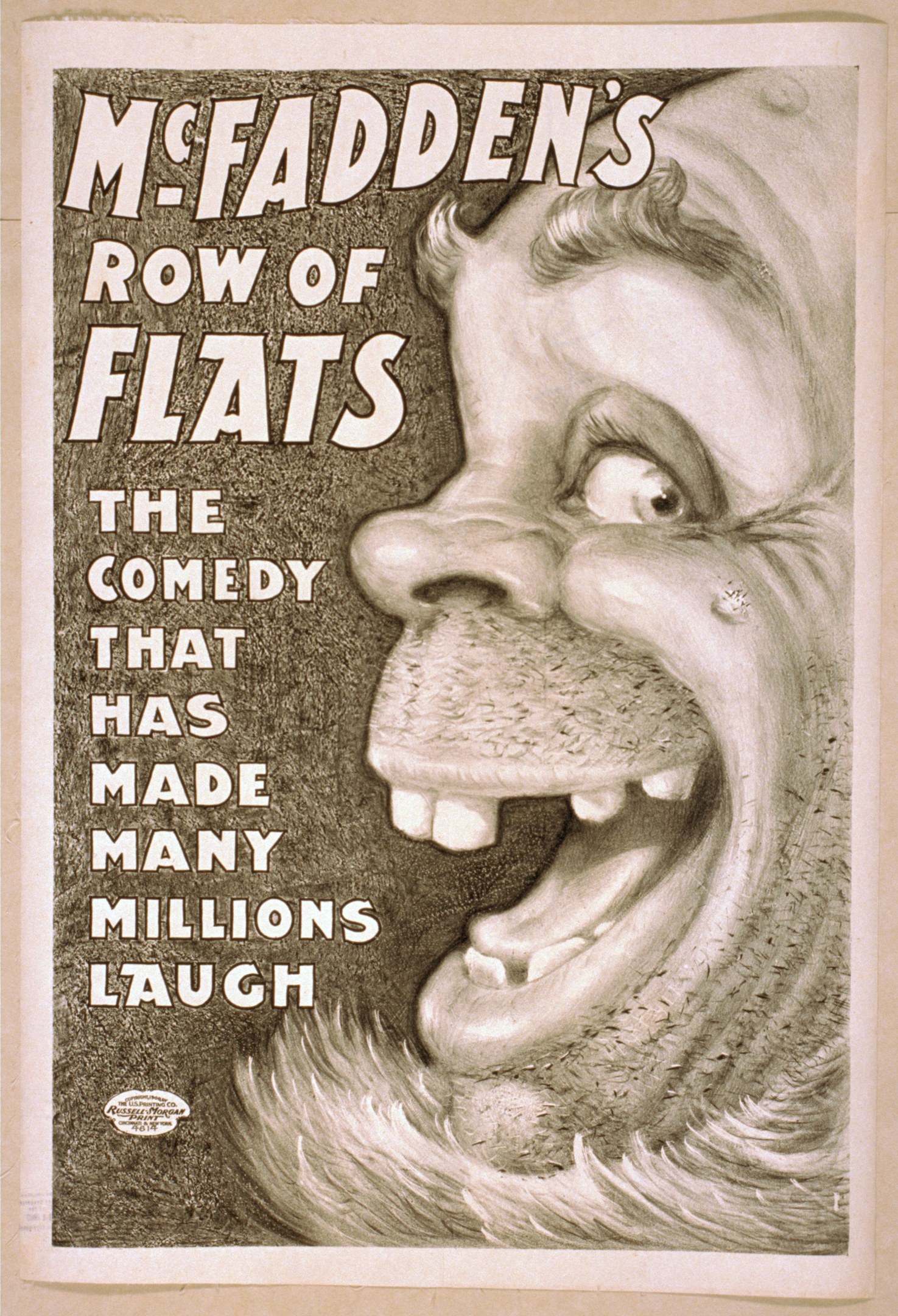 Ein Plakat mit einer Person mit breitem, zahnreichem Grinsen und wilden Haaren, die gegen einen hellgelben Hintergrund lacht, mit der Aufschrift "McFadden's Row of Flats: Die Comedy, die viele Millionen zum Lachen gebracht hat" darauf.