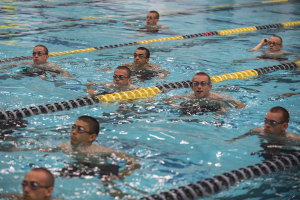 Wer rettet am schnellsten? Polizei bei Schwimmwettbewerb