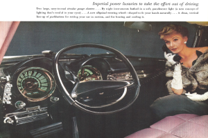 Ein Magazinartikel zeigt das Innere eines Autos mit einem Mädchen auf der rechten Seite, das am Telefon spricht, einem Lenkrad und Tacho in der Mitte und einem Instrumentencluster auf der linken Seite.